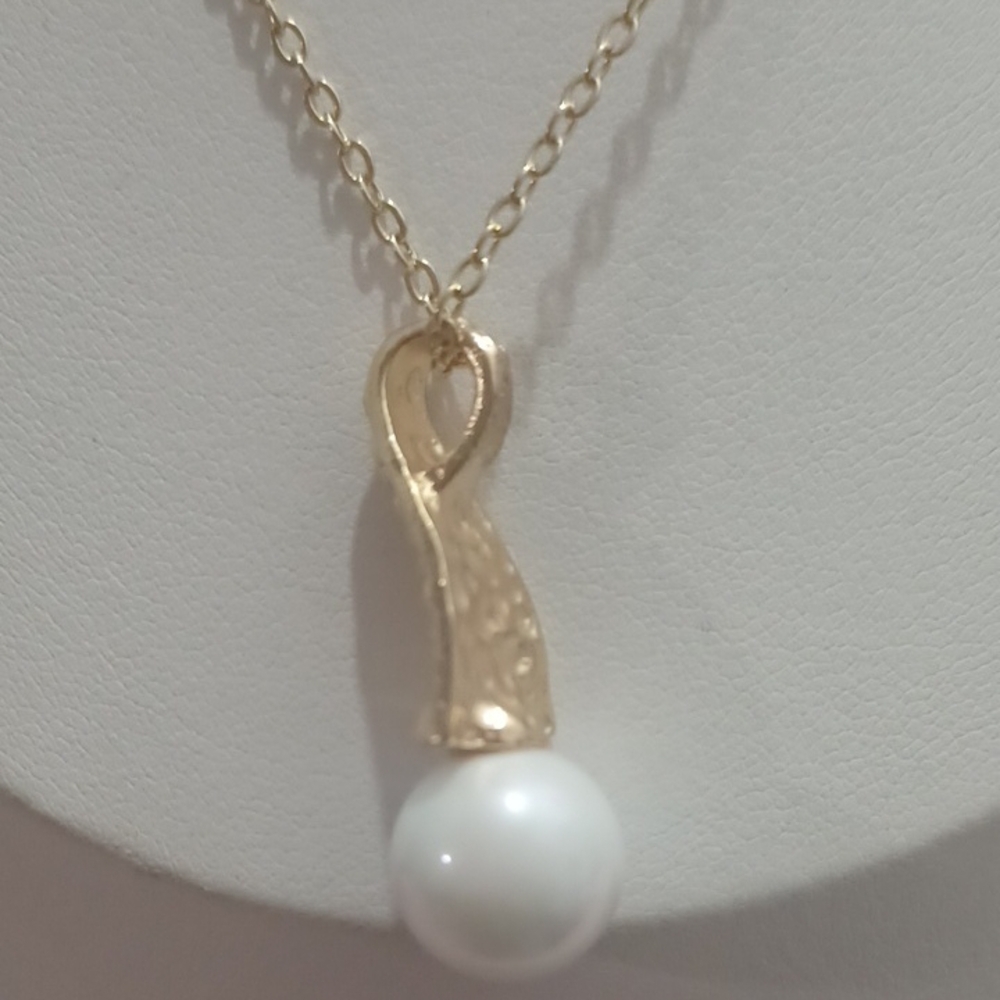 Elegant Gold Pendant Necklace with Pearl